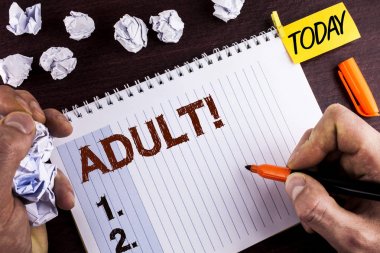 Word metin yetişkin motivasyonel ara yazma. Olgun bir oğlu, kızı adam tarafından yazılmış not etmek üstünde Marker bugün kağıt topları tutan ahşap arka plan üzerinde eğitmek için yollar bulmak için iş kavramı.