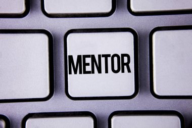 Metin akıl hocası yazılı kelime. Daha genç bir daha az deneyimli beyaz klavye anahtar üzerinde kopya alanı ile yazılı için tavsiye ya da destek veren kişi için iş kavramı. Üstten Görünüm.