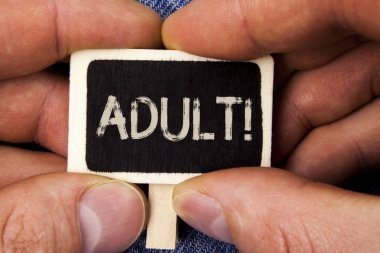 Yetişkin motivasyonel ara gösterilen not yazma. Olgun bir oğlu, kızı ahşap tarafından adam kot arka planda tutarak parçası üzerinde yazılı eğitmek için yollar bulmak vitrine iş fotoğraf.