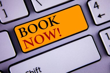 Kitap şimdi motivasyon arama gösterilen metin işareti. Kavramsal fotoğraf olun rezervasyon otel uçuş kalacak. Kavram bilgi için