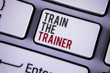 Tren eğitmen gösterilen not yazma. Öğrenme tekniği öğretmenler kendilerini beyaz klavye tuşu ile kopya alanı üzerinde yazılı olan öğrenci showcasing iş fotoğraf. Üstten Görünüm.