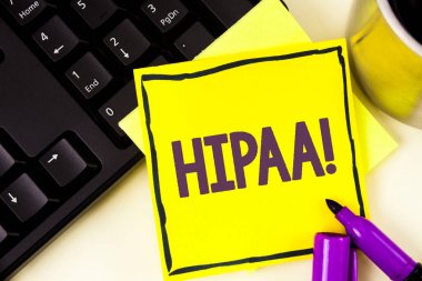 El yazısı metin HIPAA motivasyonel ara. Durum sigorta taşınabilirlik ve Accountability Act üzerinde yapışkan not kağıdı düz arka plan üzerinde Kupası Marker ve klavye yanında yazılı anlam kavramı.