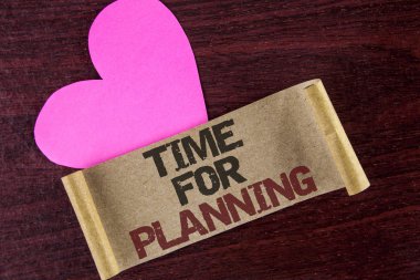 Zaman planlama gösterilen not yazma. Bir proje başlangıcı vitrine iş fotoğraf organizasyon zamanlama üzerinde yazılı karton kağıt ahşap arka plan kalp yanında üzerinde karar verme.