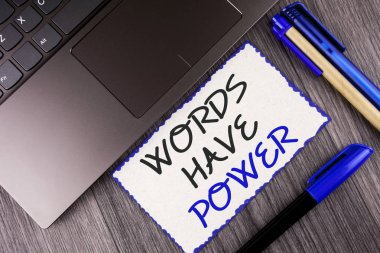 Word metin kelime var güç yazma. Söylediğin iş kavramı deyimleri için ahşap arka plan Laptop işaretleri beyaz yapışkan not kağıdına yazılı gerçekliği değiştirmek için kapasite var
