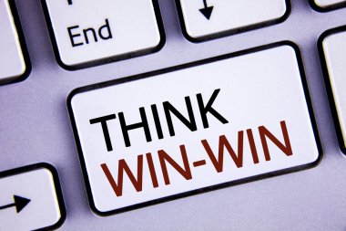 El yazısı metin yazma düşünüyorum kazan-kazan. Beyaz klavye anahtar üzerinde kopya alanı ile yazılı yararları elde etmek için her iki ortaklarına için müzakere stratejisi anlam kavramı. Üstten Görünüm.