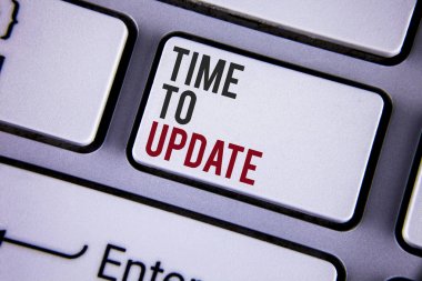 Zaman için güncelleştirmeyi gösterilen not yazma. Yenileme güncelleştirme değişiklikleri vitrine iş fotoğraf yenileme beyaz klavye tuşu ile kopya alanı üzerinde yazılı modernleşme ihtiyacı vardı. Üstten Görünüm.