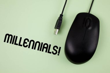 Word metin Millennials motivasyonel ara yazma. İş konseptinden nesil Y tarihi için 1980'lerde düz arka plan siyah fare yanındaki yazılı 2000'lerin için.