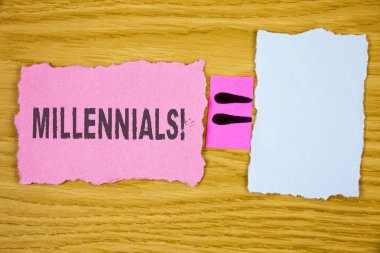 Millennials motivasyonel ara gösterilen not yazma. Nesil Y tarihi 1980'lerin 2000'lerde ahşap arka plan denklem alanı gözyaşı yapışkan not kağıdına yazılı için vitrine iş fotoğraf.