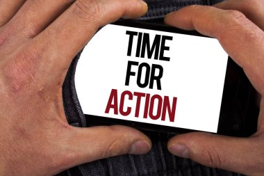 Kavramsal el zaman için eylem gösteren yazma. İş fotoğraf vitrine bir şeyler yap şimdi tarafından adam kot arka planda tutarak hareket üstünde hareket eden yazılı şu anda belirli bir amaca.