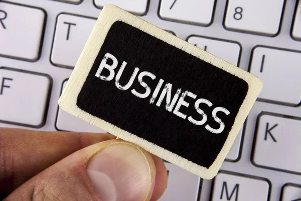 Escribiendo una nota que muestra a Business. Foto de negocios que muestra la comercialización y la etapa de las ventas para los nuevos proyectos escritos en la pieza de madera que sostiene el hombre en el ordenador portátil . — Foto de Stock