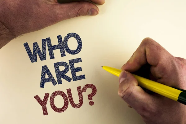Текст для написання слів "Хто ти є питанням". Бізнес-концепція для введення або ідентифікації " Скажи свою особисту історію написану людиною на звичайному тлі тримаючи ручку в руці " . — стокове фото