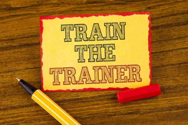 Σύνταξη Σημείωση που δείχνει ο προπονητής τρένο. Επαγγελματίες φωτογραφία προβάλλοντας σπουδαστές τεχνική μάθησης που είναι καθηγητές οι ίδιοι γραμμένο σε χαρτί κολλώδη σημείωση σχετικά με το στυλό ξύλινο υπόβαθρο δίπλα. — Φωτογραφία Αρχείου