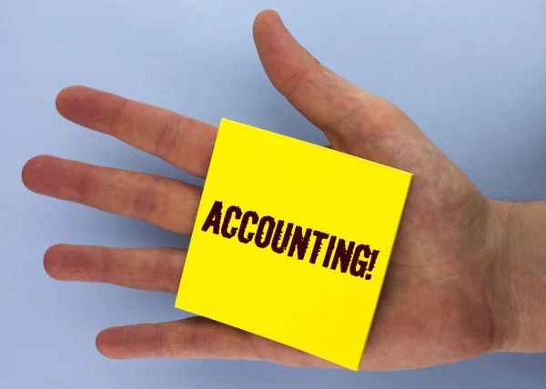 Tekst teken weergegeven: Accounting motiverende noemen. Conceptuele foto Account binnenstem motiveren zelf geschreven op gele kleverige nota papier geplaatst aan de kant op de vlakte achtergrond. — Stockfoto