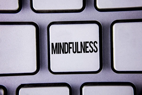 Texto de escritura de palabras Mindfulness. Concepto de Negocio para Ser Consciente Calma Acepta pensamientos y sentimientos escritos en Teclado Blanco con espacio para copiar. Vista superior . — Foto de Stock