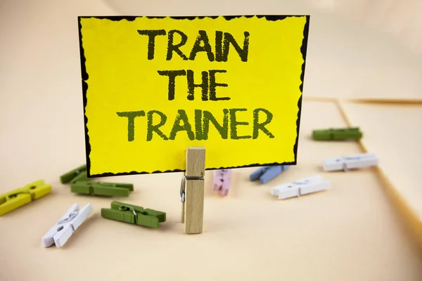 Írásbeli Megjegyzés mutatja Train The Trainer. Bemutatják a tanulási technika diákok, tanárok, magukat tisztán látható háttér fa klipek a sárga ragadós jegyzék könyv írt, hogy üzleti fotó. — Stock Fotó