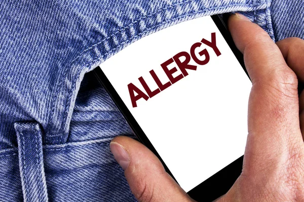 Writing Obs visar allergi. Företag foto annonstexter skador i immunitet på grund av överkänslighet får det diagnised skriven på mobiltelefon skärm håller man på Jeans bakgrunden. — Stockfoto