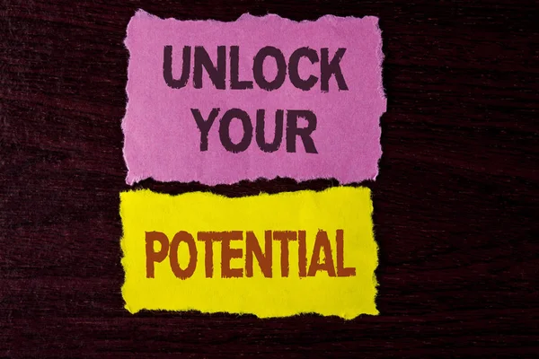 Uwaga: pisanie Wyświetlono Unlock Your Potential. Biznesowe zdjęcie prezentujący ujawniają talent rozwoju zdolności Pokaż umiejętności osobiste napisane na rozdarcie Sticky papiery Uwaga na podłoże drewniane. — Zdjęcie stockowe