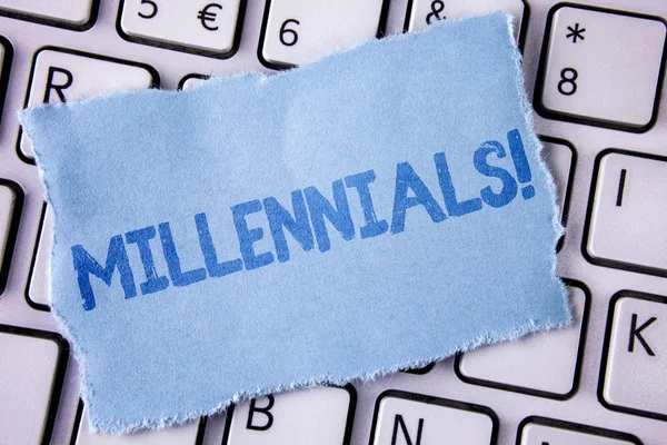 Texto de escritura de palabras Millennials Motivational Call. Concepto de negocio para la generación Y Nacido de 1980 a 2000 escrito en papel de nota adhesiva Tear Sticky colocado en teclado blanco. Vista superior . — Foto de Stock