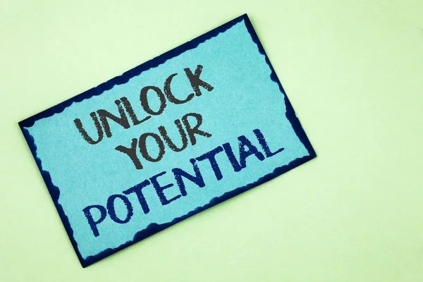 Kavramsal el unlock Your Potential gösterilen yazma. İş fotoğraf metin ortaya yetenek geliştirme yeteneklerini göster kişisel becerileri üzerinde düz arka plan yapışkan not kağıdına yazılı. — Stok fotoğraf