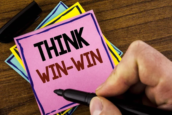 Texto de escritura de palabras Think Win-Win. Concepto de negocio para la estrategia de negociación para que ambos socios obtengan beneficios escritos por Man on Pink —  Fotos de Stock