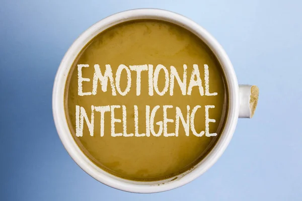 Szöveg jel mutatja az érzelmi intelligencia. Fogalmi fénykép kapacitás ellenőrzése, és ne feledje, a személyes érzelmek írt a kávé egy törött pohár a sima háttérben. — Stock Fotó