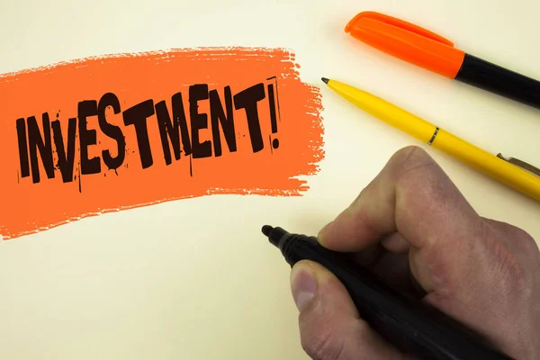 Írásbeli Megjegyzés mutatja, befektetési motivációs hívja. Bemutatják, hogy pénz idő valami, hogy nyereséget írta ember tartja a Marker a festett háttér toll mellett üzleti fotó. — Stock Fotó