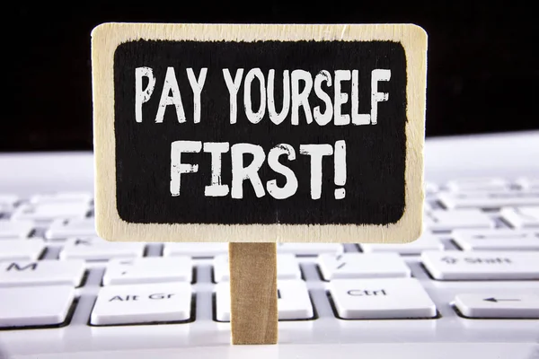 Word metin ödeme ilk motivasyonel adın yazılı. İş kavramı üzerinde ahşap hakları Kurulu yazılı gelecek için para kişisel finans kaydetmek için dizüstü bilgisayarda yerleştirilir. — Stok fotoğraf