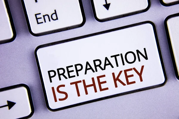Escrever textos Preparação é a chave. Significado do conceito Aprenda a estudar Prepare-se para alcançar o sucesso escrito em White Keyboard Key com espaço de cópia. Vista superior . — Fotografia de Stock