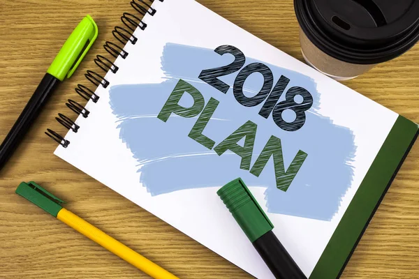 写的笔记显示2018计划。商业照片展示挑战性的想法目标新年动机开始 — 图库照片