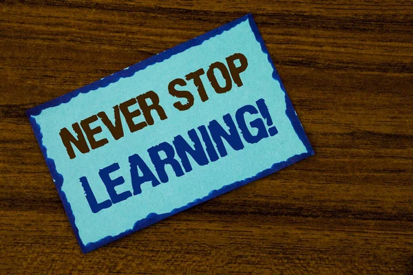 Signo de texto que muestra Never Stop Learning Motivational Call. Foto conceptual Sigue educándote Mejora las habilidades escritas en papel de nota pegajoso en el fondo de madera . — Foto de Stock