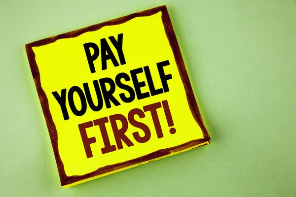 Scrivere una nota che mostri Pay Yourself First Motivational Call. Business photo showcase Finanza Personale Risparmia denaro per il futuro scritto su carta appiccicosa gialla su sfondo chiaro . — Foto Stock