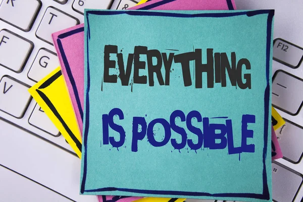 Почерк написания текста "Всё возможно". Концепция означает Все, что вы думаете или мечта может стать реальностью Оптимистичный написан на липкой бумаге примечание помещается на ноутбуке . — стоковое фото