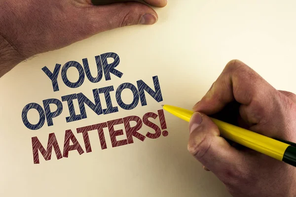 Word pisanie tekstu Twoja opinia w sprawach motywacyjne dzwonić. Koncepcja biznesowa dla klienta Opinie Opinie są ważne, napisane przez człowieka na tle zwykłego w ręku trzymając pióro. — Zdjęcie stockowe