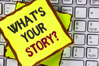 Ne Your hikaye soru gösterilen metin işareti. Yapışkan Not Laptop yerleştirilen kağıt üzerinde yazılı hikaye anlatımı kavramsal fotoğraf sana söyleyeyim kişisel geçmiş deneyimler.