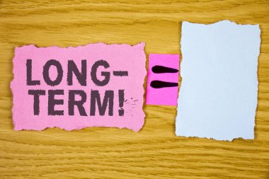 Uzun vadeli motivasyonel ara gösterilen not yazma. Büyük gelecek ahşap arka plan denklem alanı üzerinde gözyaşı yapışkan not kağıt üzerinde yazılı planlar süre Occurring vitrine iş fotoğraf.