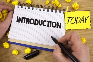 Word yazma metin giriş. Belgenin bir not defteri Marker ahşap arka plan bugün kağıt topları tutan adam tarafından yazılmış bir hedef kitleye sunum ilk bölümü için iş kavramı