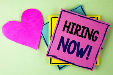 İşe hemen motivasyonel arayın gösterilen not yazma. İşgücü istedim yeni çalışanlar üzerinde düz arka plan kalp yanında pembe yapışkan not kağıdına yazılı işe alım vitrine iş fotoğraf.