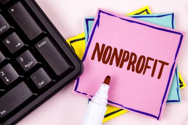 Nonprofit gösterilen metin işareti. Kavramsal fotoğraf Marker ve siyah klavye pembe yapışkan not kağıdı düz arka plan üzerinde yazılı executor için gelirleri elde edebilirim faaliyetleri.