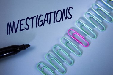 Metin araştırmalar yazma kelime. Resmi soruşturma sistematik çalışma sınav araştırma analizi düz mavi arka plan üzerinde ataç ve damgalı yanında yazılı için iş kavramı.