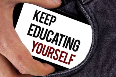 El yazısı metin tutmak eğitim kendinizi. Kot arka plan üzerinde elinde tutan yazılı mobil ekran daha iyi geliştirmek öğrenme durdurmak asla anlam kavramı teşvik.