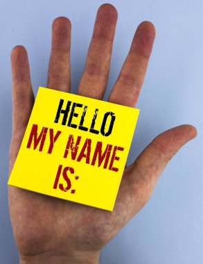 Merhaba benim adı şu ki iş birisi yeni giriş röportaj yapışkan not kağıdına düz mavi arka plan üzerinde el yazılı sunum toplantı fotoğraf vitrine gösterilen not yazma.