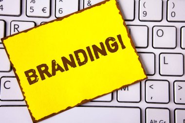 Marka motivasyonel ara gösterilen metin işareti. Kavramsal fotoğraf sarı yapışkan not kağıdına yazılmış yeni başlangıç ajansları için benzersiz bir kimlik oluşturma beyaz klavyede yerleştirilir. Üstten Görünüm.