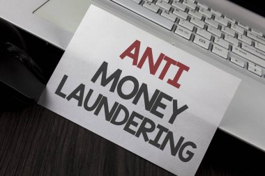 Anti Monay yaptırdığını gösterilen not yazma. İş projeleri uzak kirli para ve beyaz yapışkan not kağıdına yazılı temizlemek için giren fotoğraf vitrine ahşap masa Laptop fare üzerinde yer