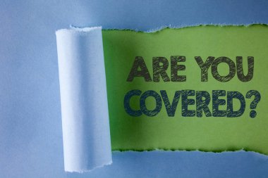 Kavramsal el vardır sen kaplı soru gösterilen yazma. İş fotoğraf metin gözyaşı katlanan kağıt altında düz yeşil arka plan üzerinde yazılı bildirimi sigorta sağlık hakkında soran.