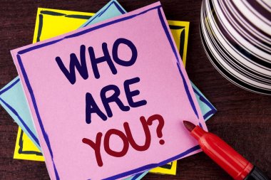 Word metin kim sana soru yazma. İş kavramı tanıtmak veya tanımlamak kendiniz söylemek için kişisel ahşap arka plan pembe bir yapışkan not kağıdına Kupası ve damgalı yanında yazılı hikaye