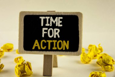 El yazısı metin zaman için eylem. Düz arka plan kağıt topları yanında ahşap hakları Kurulu üzerinde yazılı bu anda bir şey şimdi belirli bir amaç için yapmak anlam kavramı hareket.