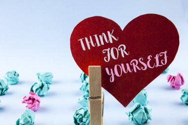 El yazısı metin düşünmek için kendinize. Bağımsız bir zihin tutum yapabilirsiniz kendi kararlarınızı kırmızı kağıt kırpmak düz üstünde tarafından tutarak kalp üzerinde yazılı var anlam kavramı kağıt topları yanında arka plan.