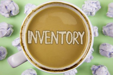 El yazısı metin stok. Ürünler Ürünler çay beyaz Kupası buruşuk kağıt topları içinde düz yeşil arka plan üzerinde yazılı hisse senedi özellikleri gibi öğeleri kavramı anlam tam listesi.