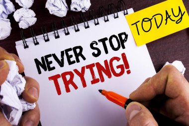 El yazısı metin durdurmak çalışırken motivasyon aramıyorsun. Devam et anlam kavramı kendini vermek değil güven adam tarafından not etmek üstünde ahşap arka plan bugün kağıt topları üzerinde yazılı..