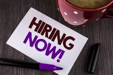 Metin yazma iş fırsatları şimdi motivasyon Arama kelime. İş kavramı işgücü istedim yeni çalışanlar ahşap arka plan Kupası Marker beyaz yapışkan not kağıdına yazılı işe alım için